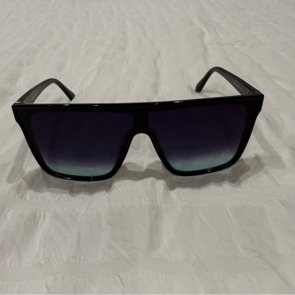 She’s sunglasses ombré lenses .